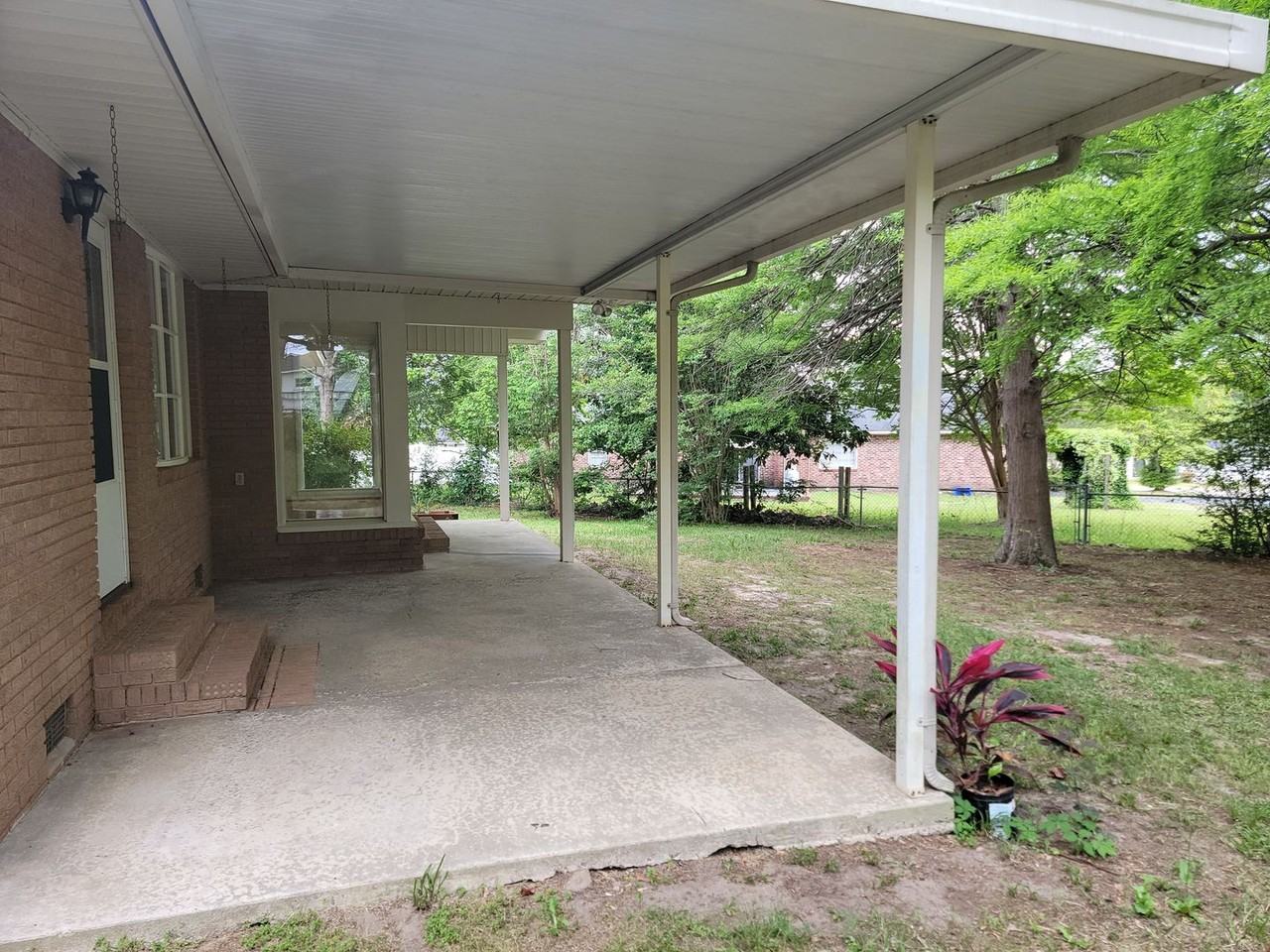 2729 Hillcrest Ave - Photo 2 of 15