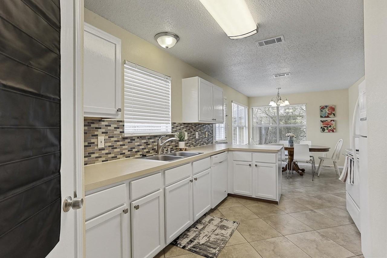 Elegant Fort Worth Home in a Vibrant Community - Photo 4 of 17