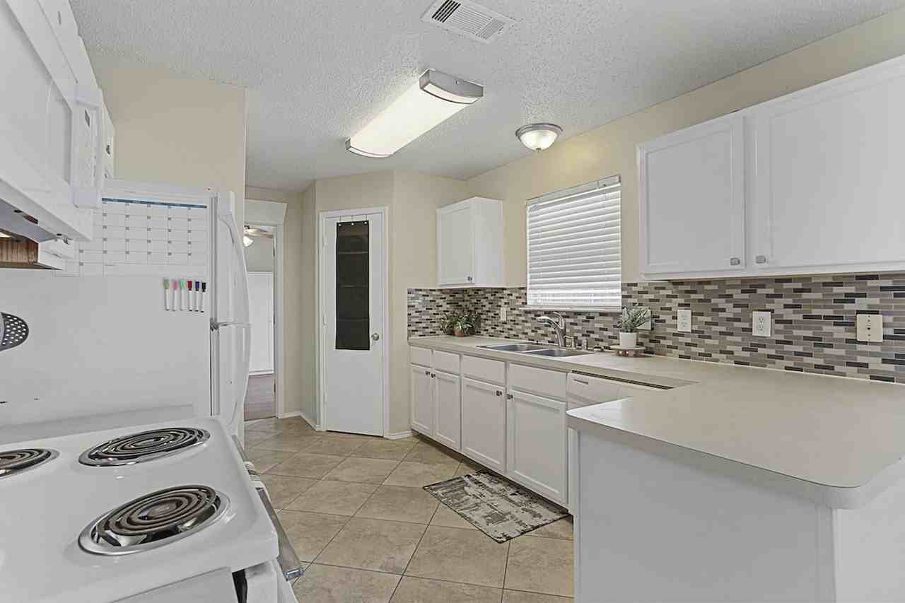 Elegant Fort Worth Home in a Vibrant Community - Photo 5 of 17