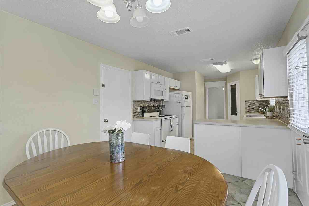 Elegant Fort Worth Home in a Vibrant Community - Photo 7 of 17