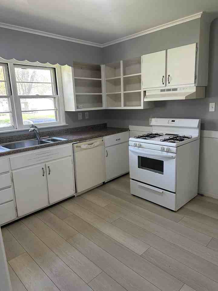 2723 Genesee Ave - Photo 2 of 11