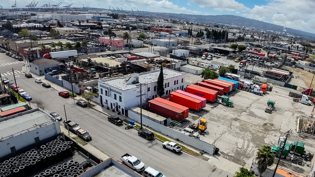 819-823 Flint Avenue - Photo 4 of 36