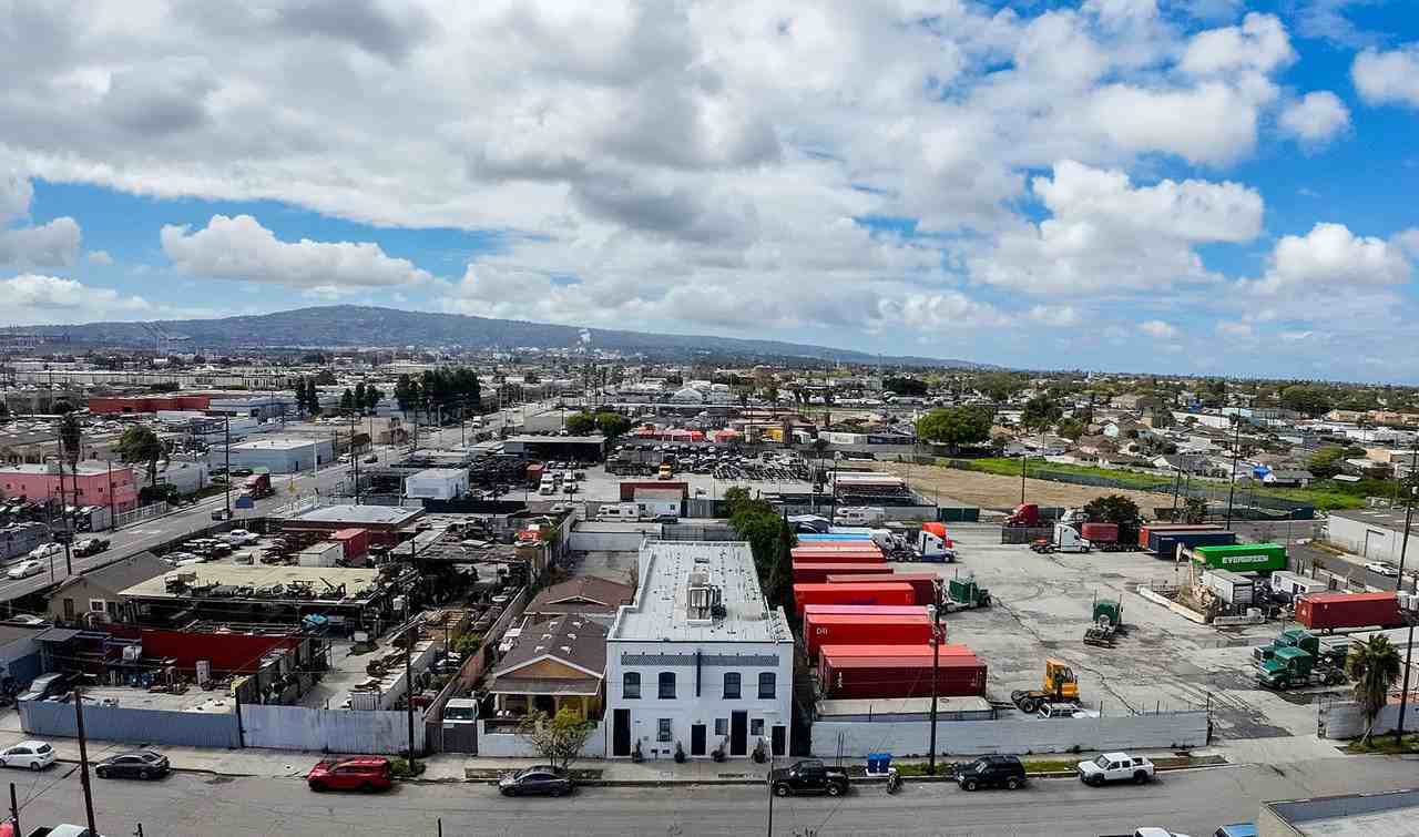 819-823 Flint Avenue - Photo 5 of 36