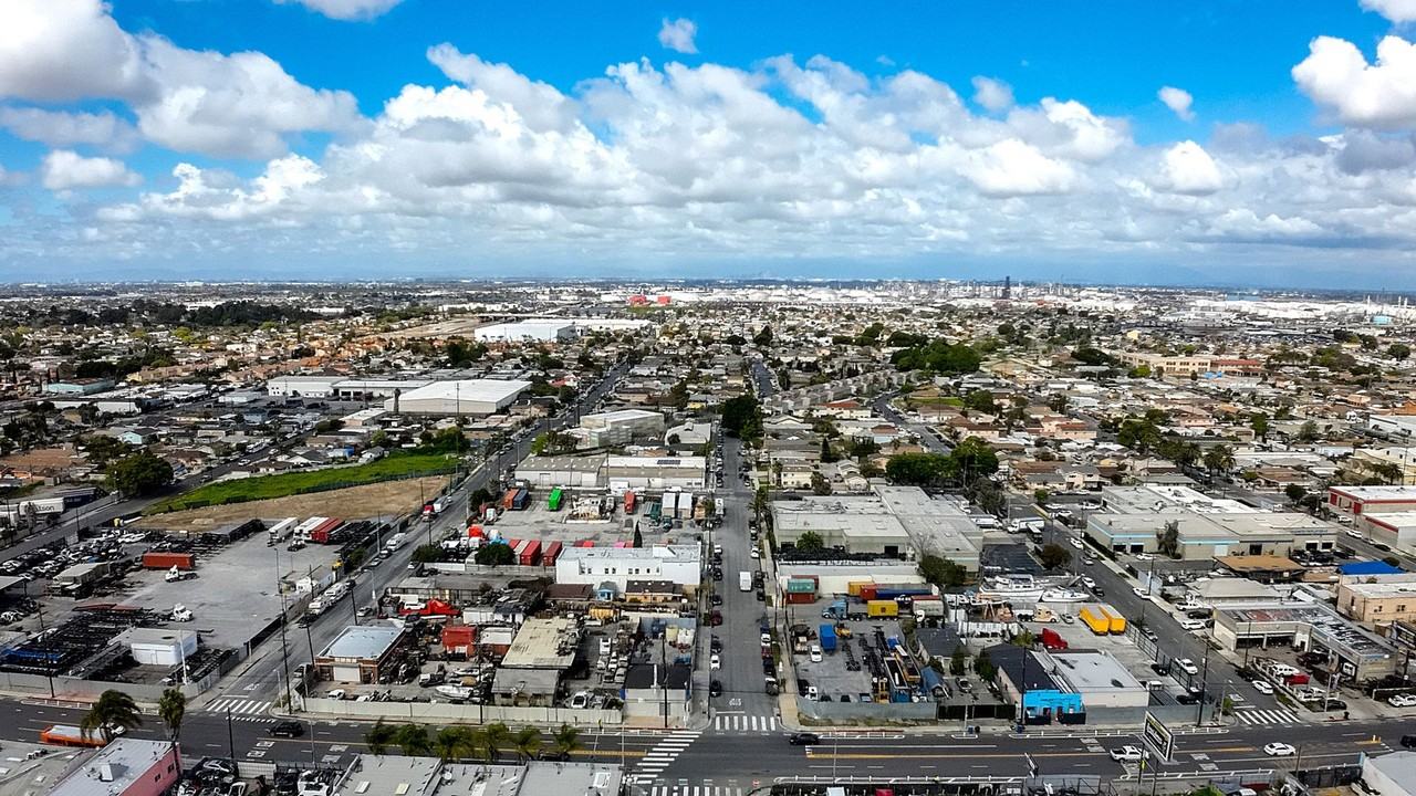 819-823 Flint Avenue - Photo 7 of 36