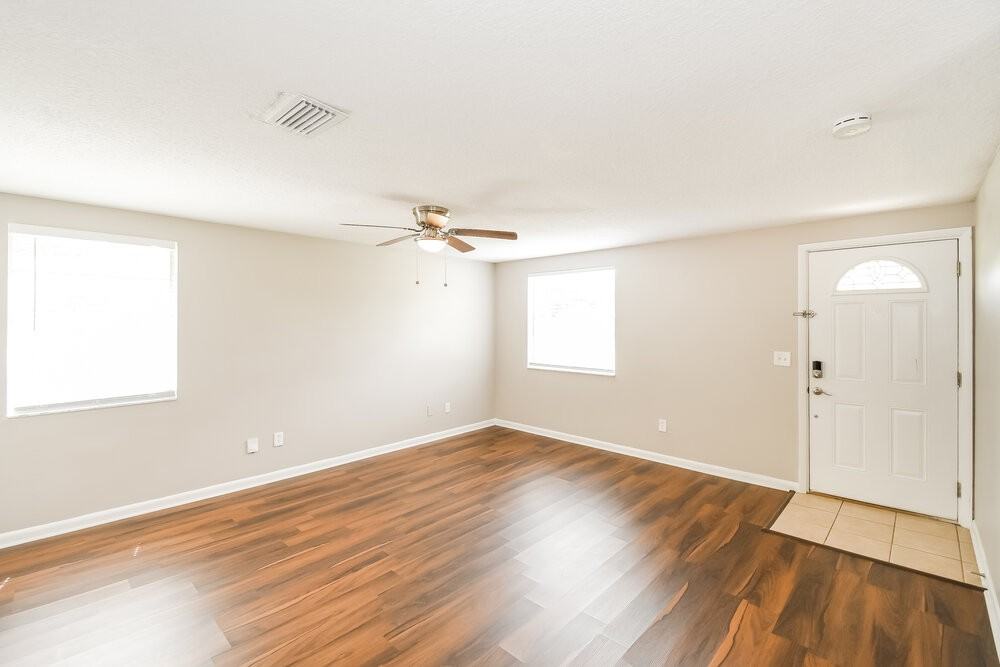 2834 Tanglewood Blvd - Photo 3 of 16