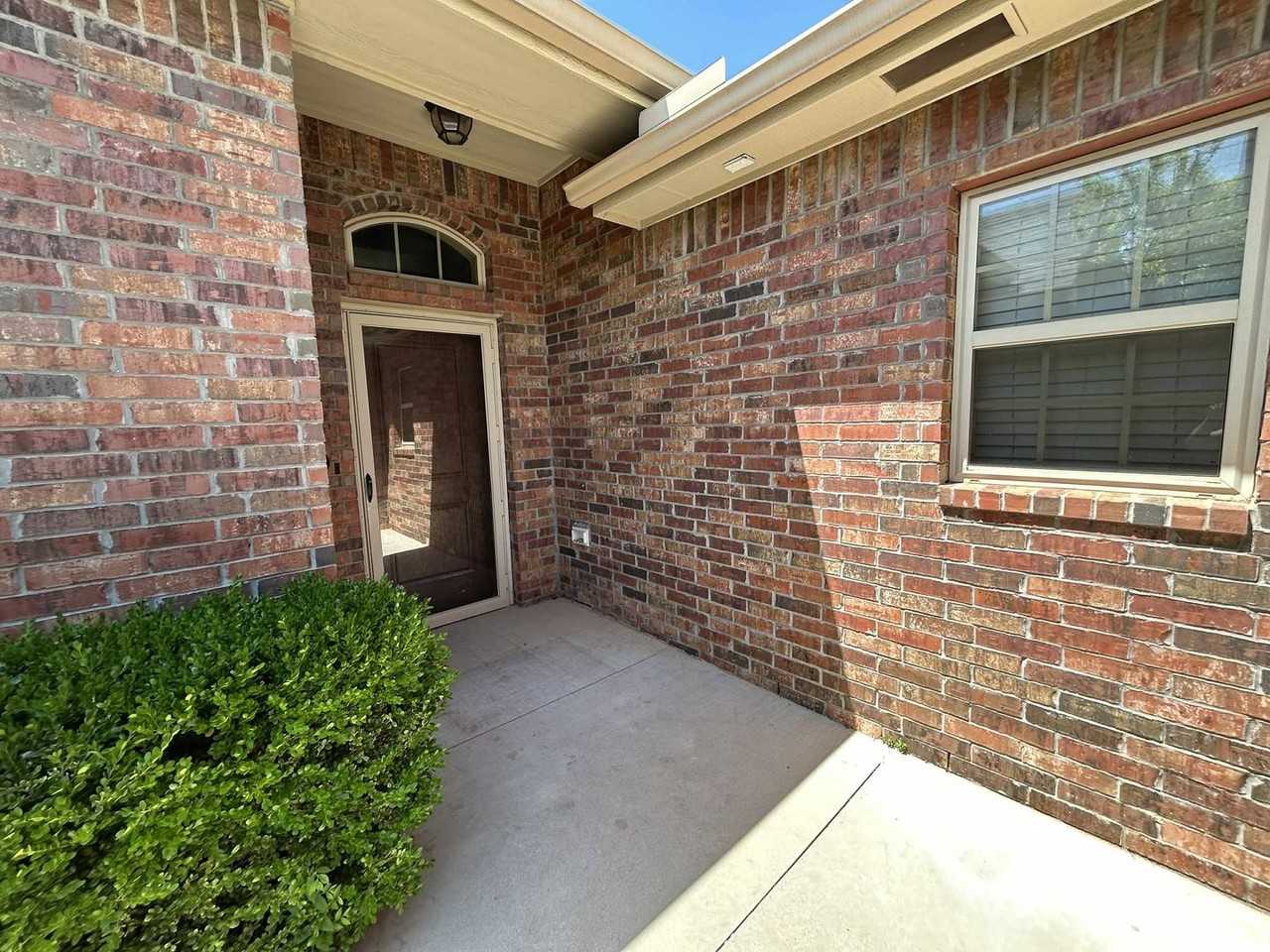 10237 Hawthorn Dr - Photo 2 of 35