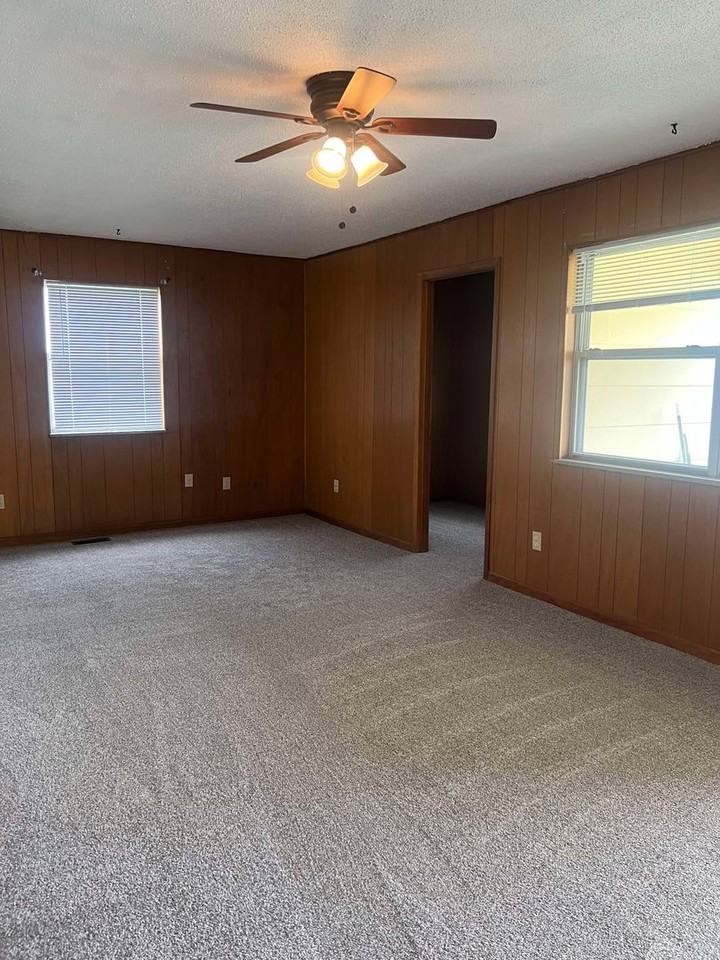 214 S Tom St - Photo 2 of 20