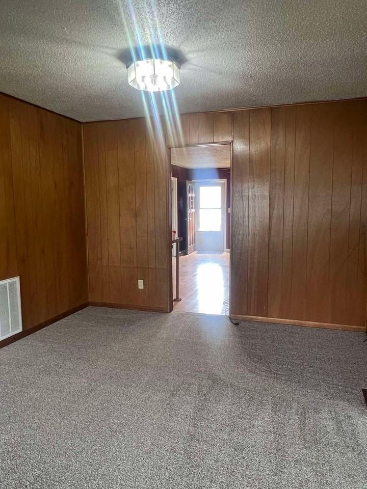 214 S Tom St - Photo 6 of 20