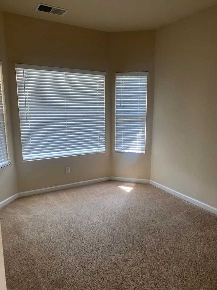 304 Homewood Ct - Photo 2 of 14