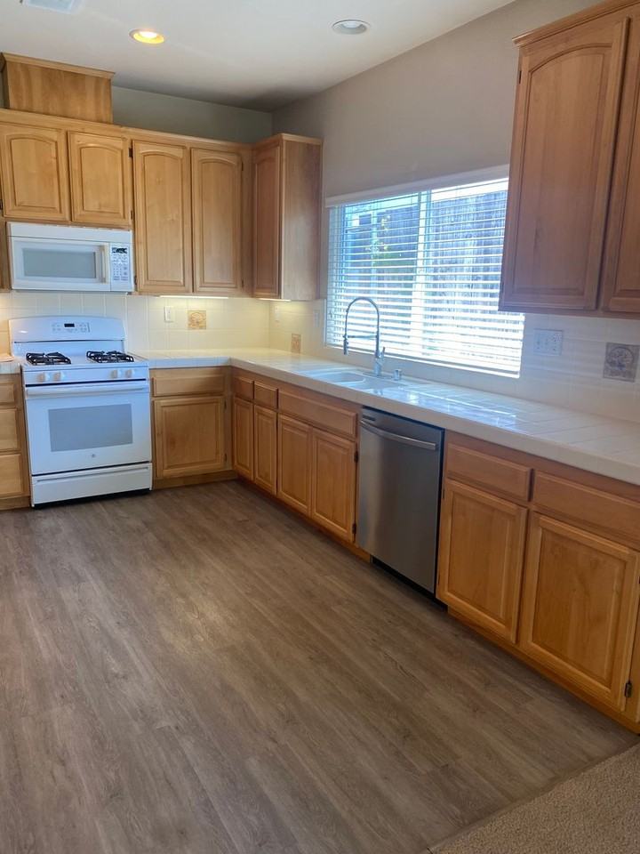 304 Homewood Ct - Photo 3 of 14