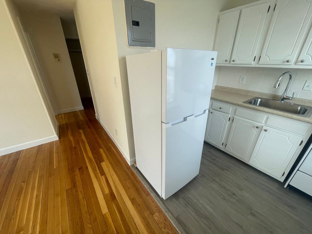 160 N Beacon St - Photo 2 of 6