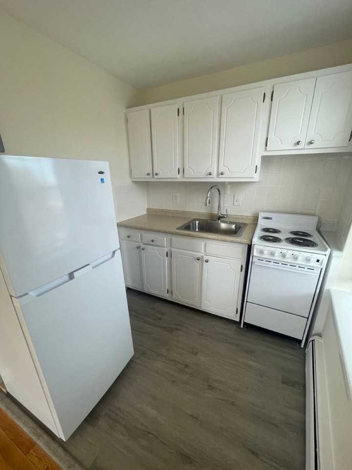 160 N Beacon St - Photo 4 of 6
