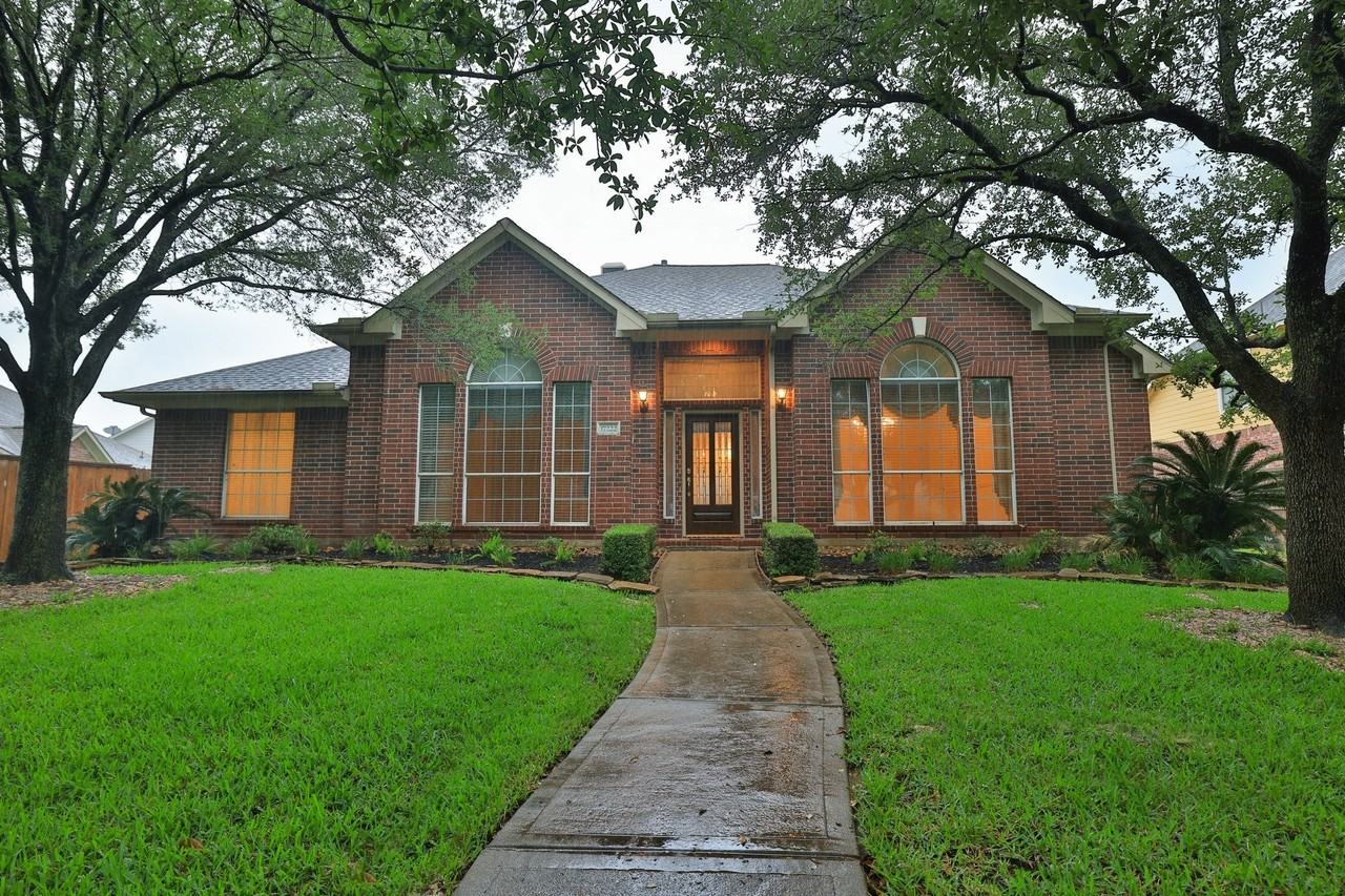 17222 Leeside Dr - Photo 2 of 36