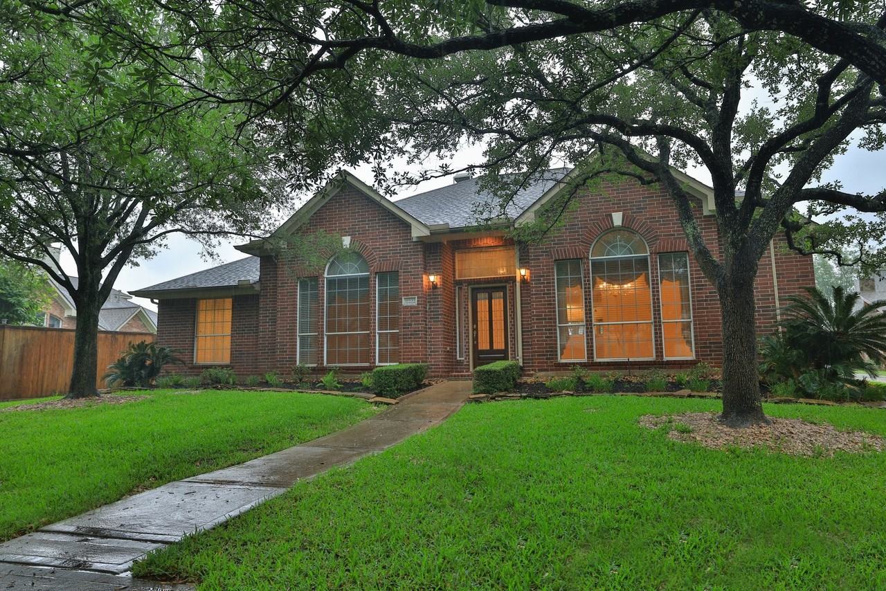 17222 Leeside Dr - Photo 3 of 36