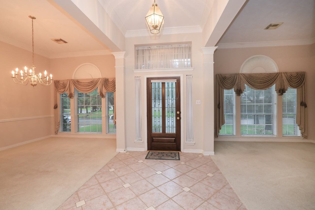 17222 Leeside Dr - Photo 4 of 36