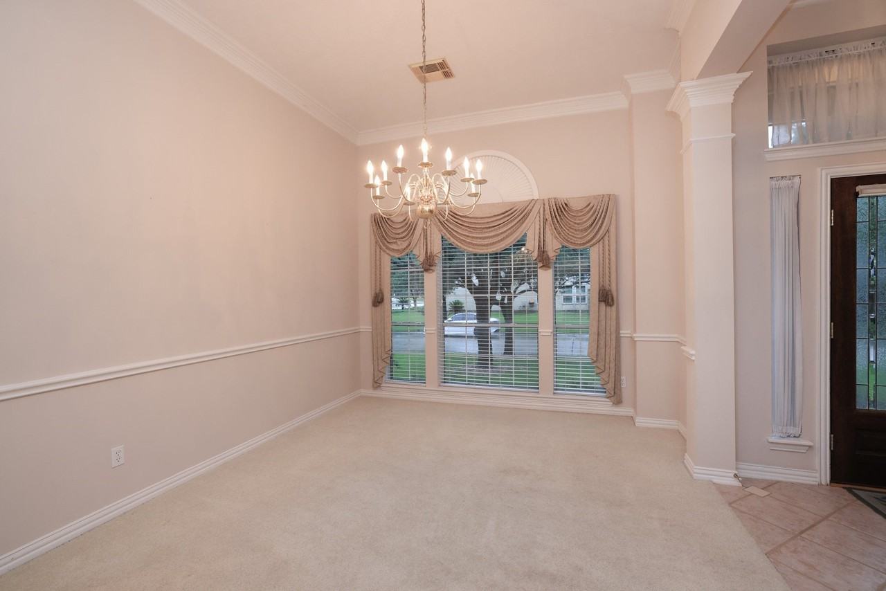 17222 Leeside Dr - Photo 5 of 36