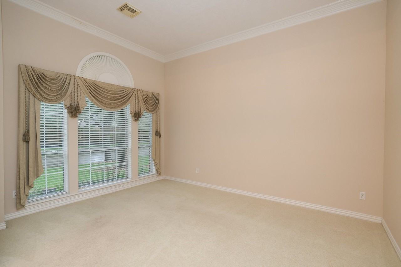 17222 Leeside Dr - Photo 7 of 36