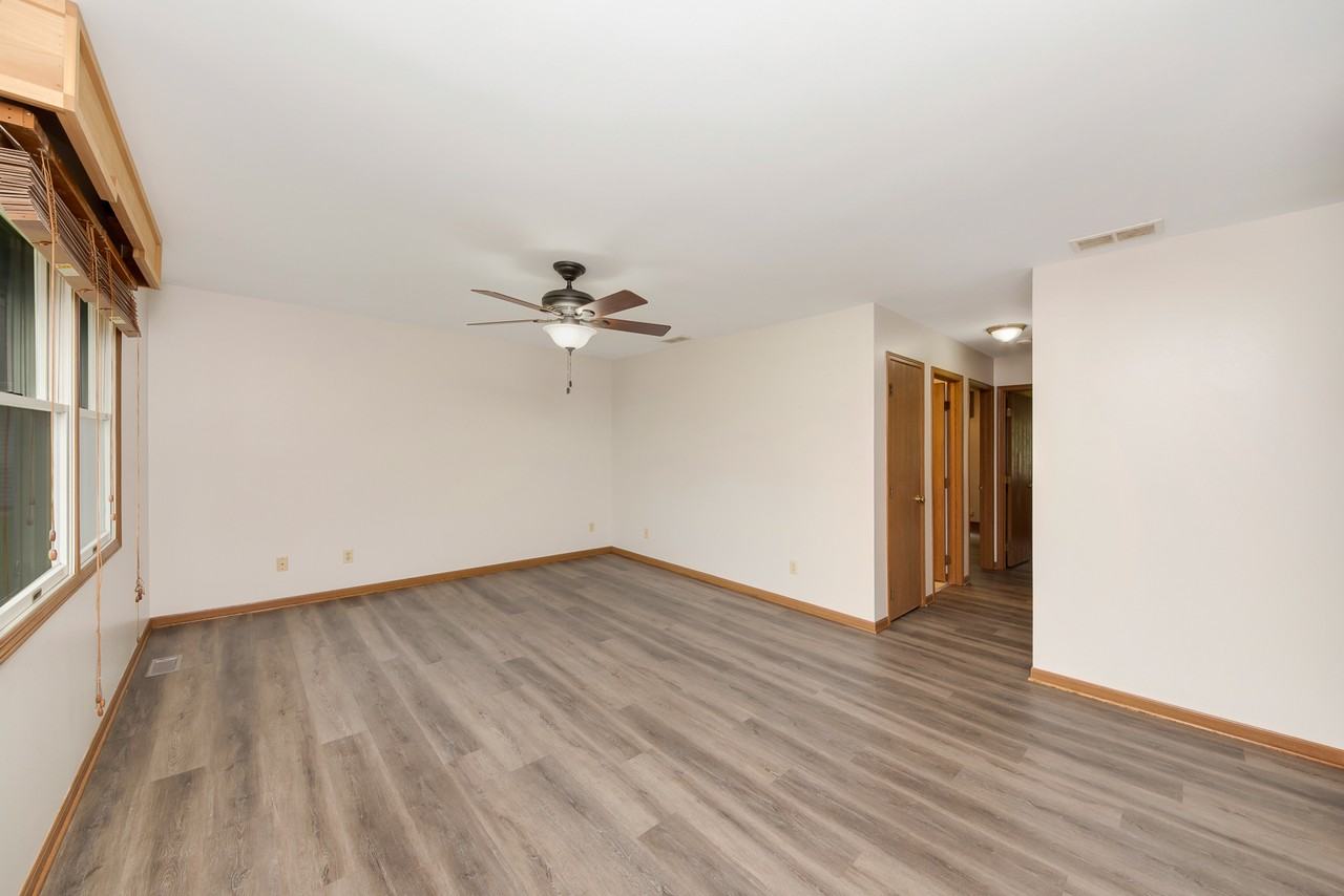 300 N School St - Photo 2 of 11