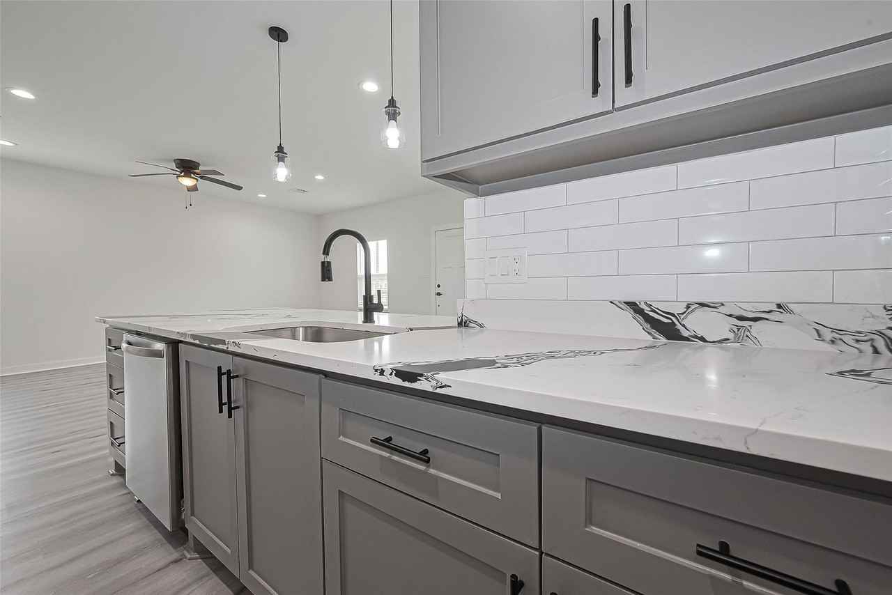 632 Silliman St - Photo 3 of 23