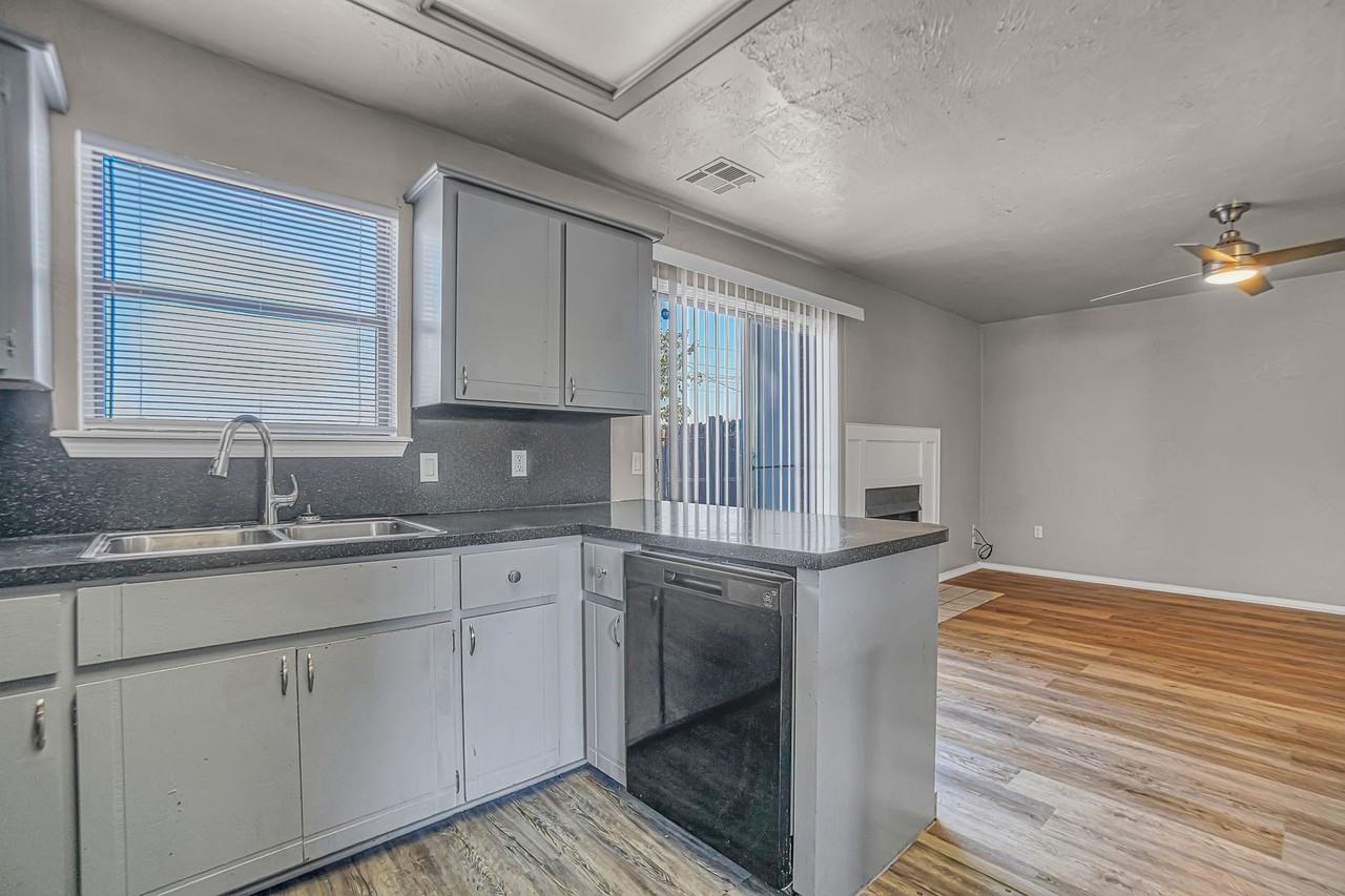 4028 Nw Ozmun Ave Apt A #4028A - Photo 4 of 23