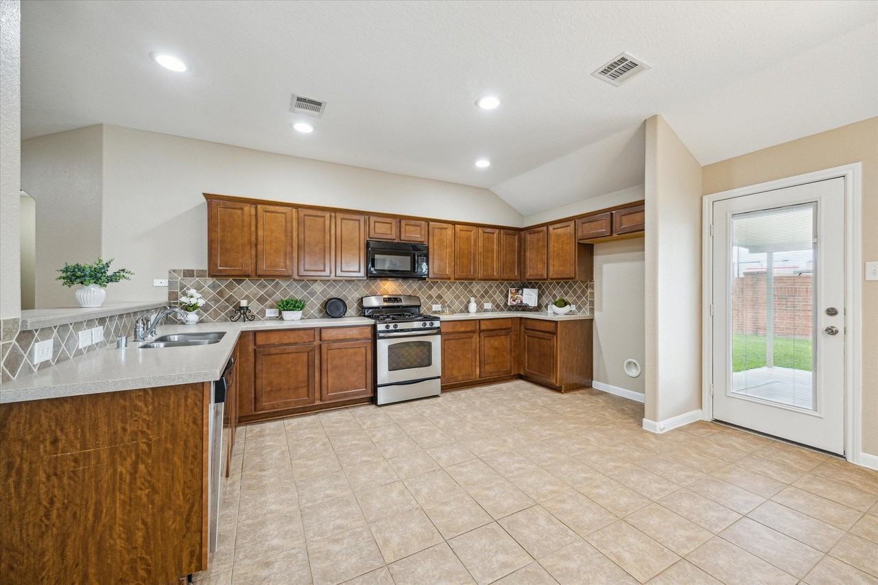 9015 Springcroft Ct - Photo 5 of 12