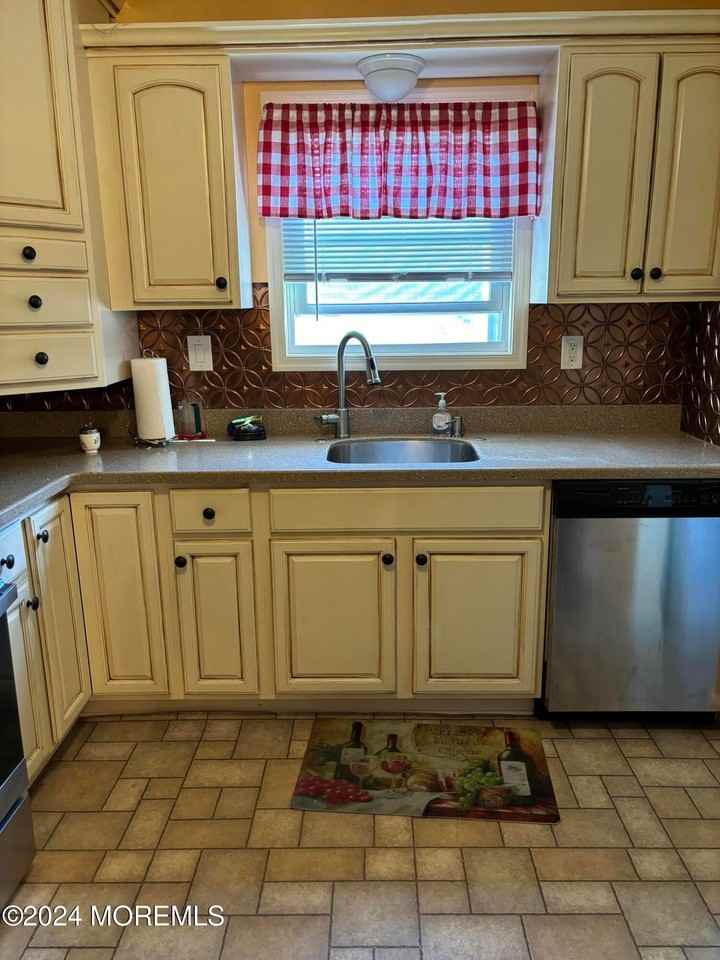 5 Brisbane Ct - Photo 3 of 23