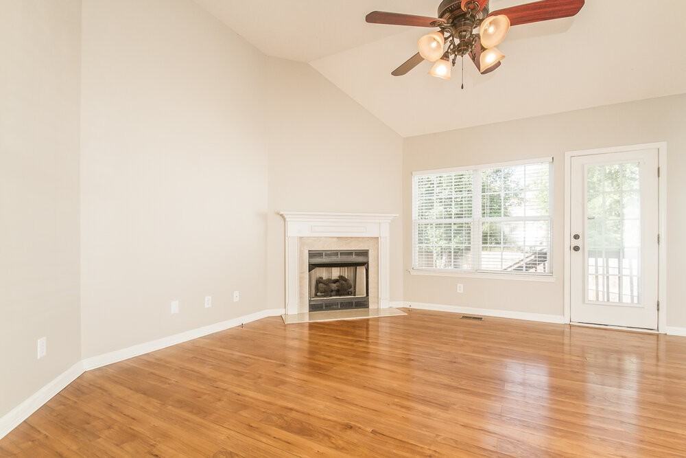 277 Iris Dr - Photo 3 of 15