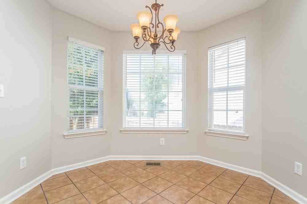 277 Iris Dr - Photo 4 of 15
