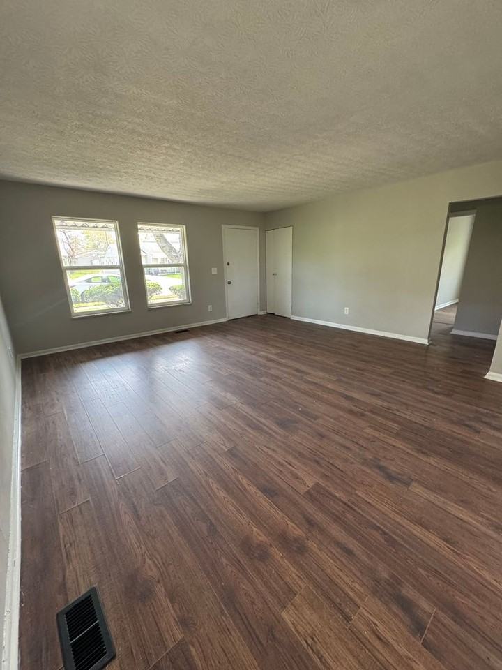115 Grant Cir - Photo 2 of 8