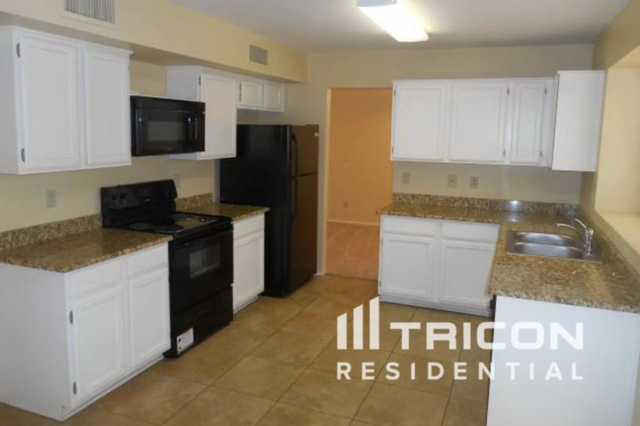 13352 N 77th Avenue Peoria AZ - Photo 2 of 4