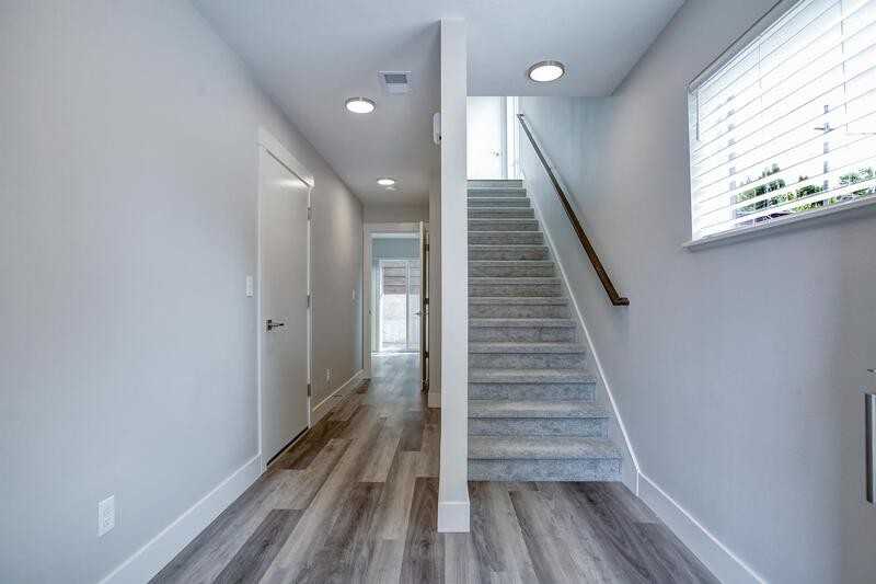 5719 Se 18th Ave - Photo 2 of 7