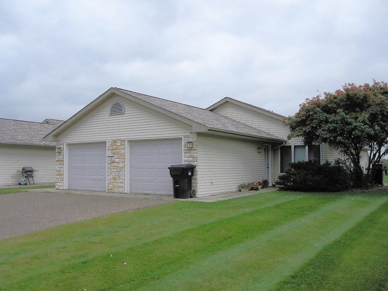 594 W 8Th St - Photo 2 of 4