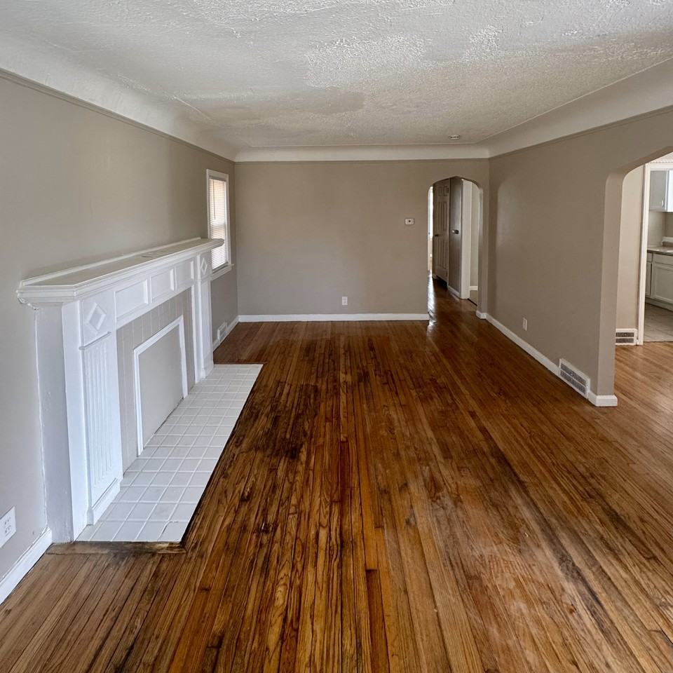 19136 Tracey St - Photo 2 of 13