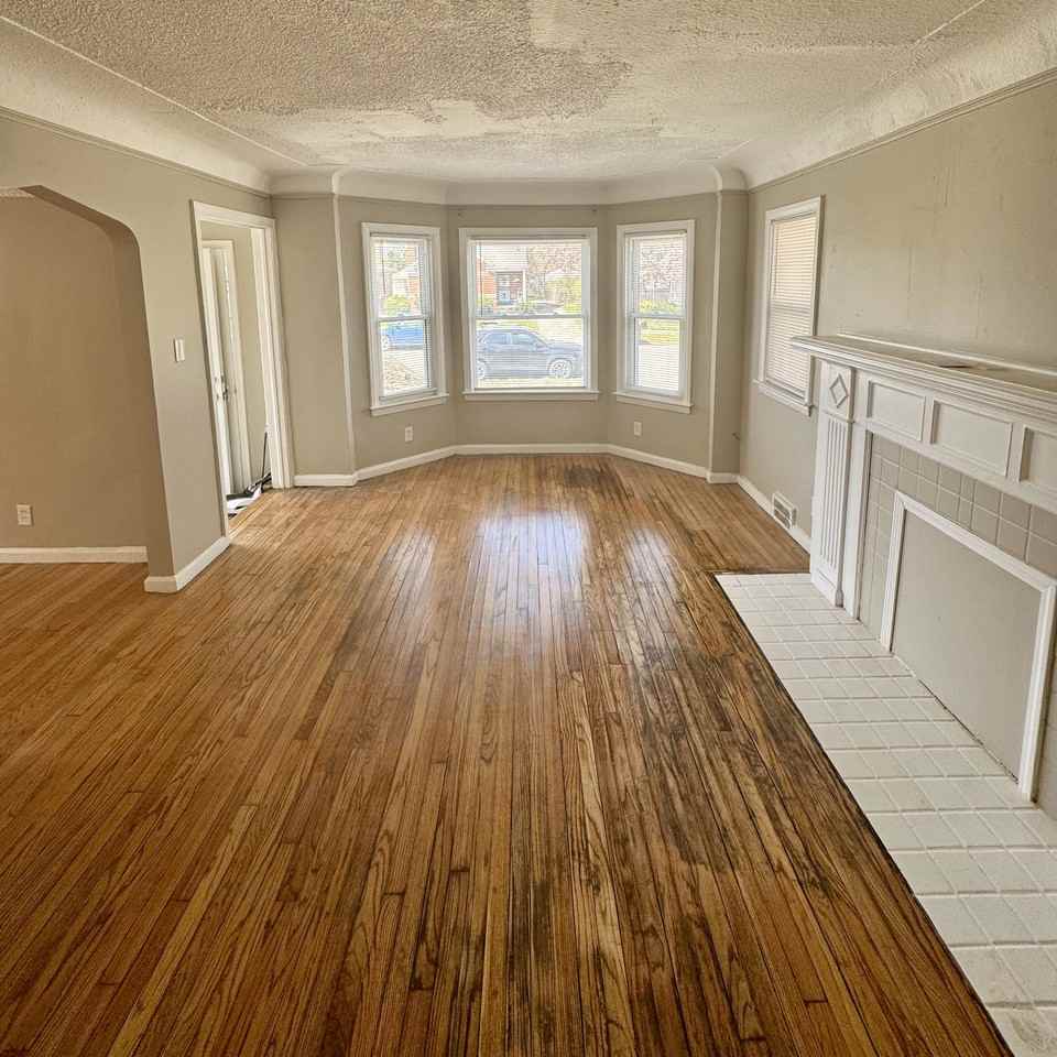 19136 Tracey St - Photo 3 of 13