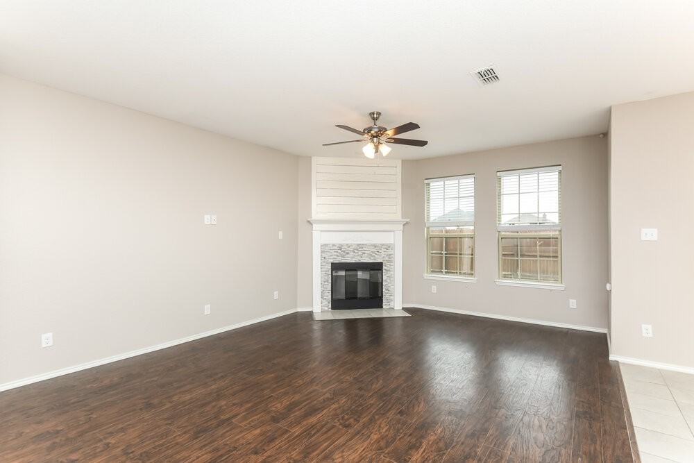 204 Bay St - Photo 4 of 17