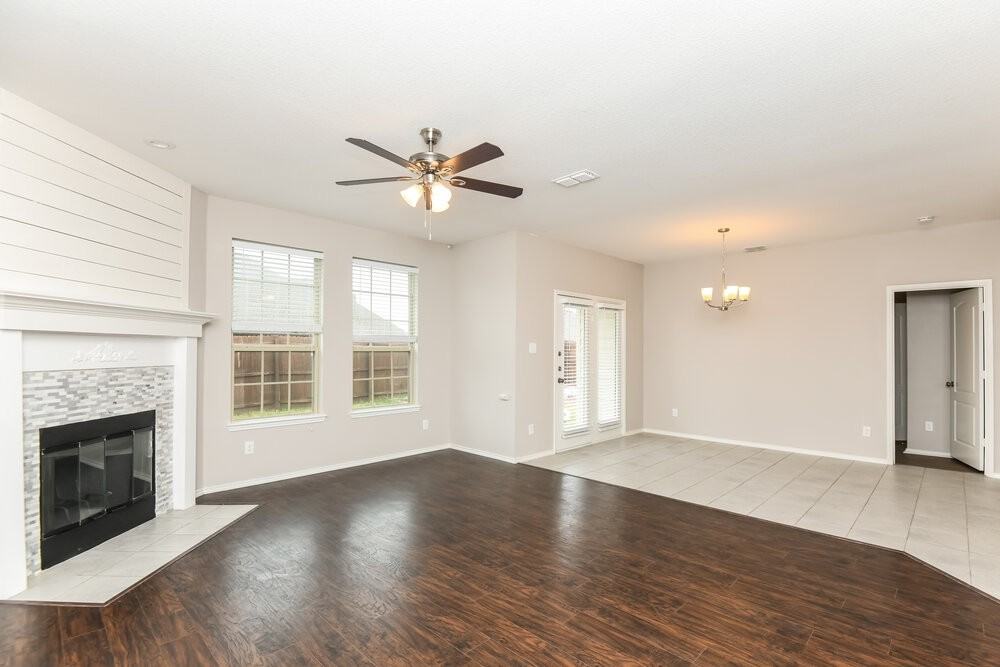 204 Bay St - Photo 5 of 17