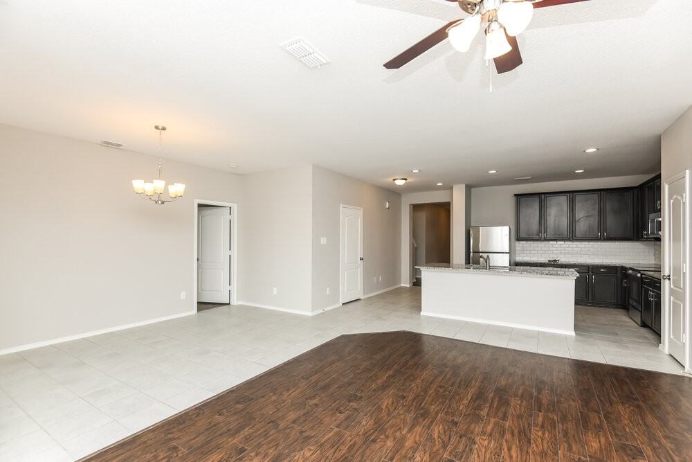204 Bay St - Photo 6 of 17