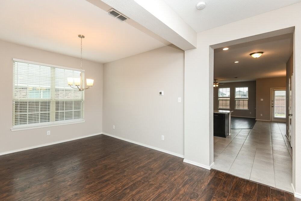 204 Bay St - Photo 7 of 17