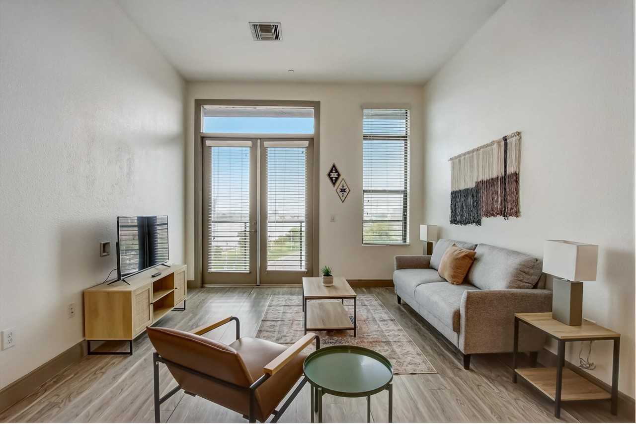 555 North College Avenue - Photo 2 of 65