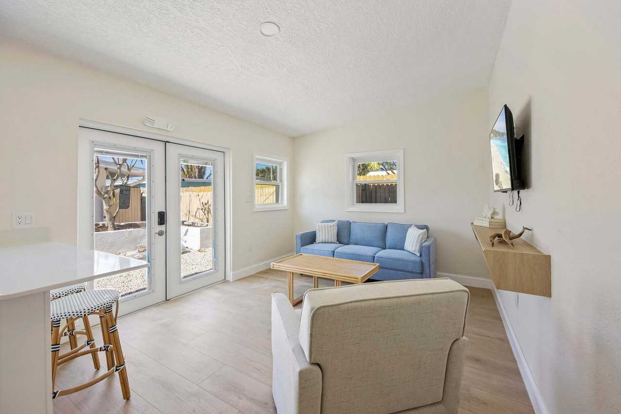 637 South Orlando Avenue - Photo 6 of 37