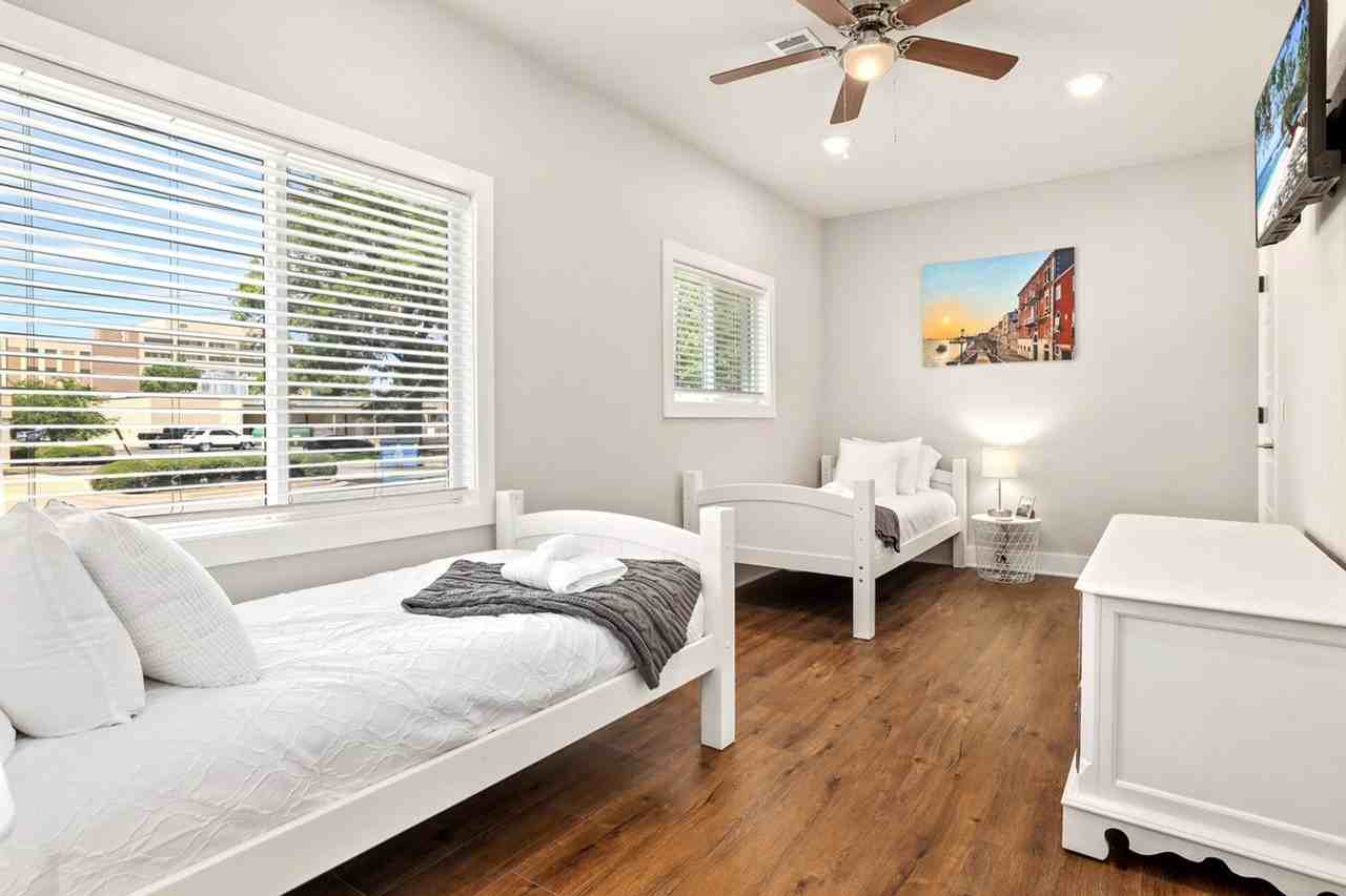 702 Shipley St #1221846P - Photo 7 of 35