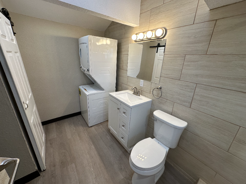 180 S Glenwood St #B - Photo 2 of 4