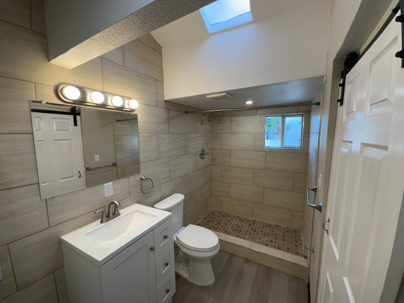 180 S Glenwood St #B - Photo 3 of 4