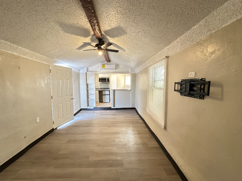 180 S Glenwood St #B - Photo 4 of 4