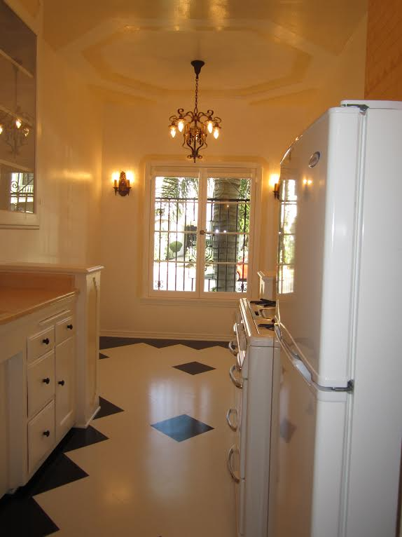 325 S Cochran Ave #102 - Photo 7 of 17