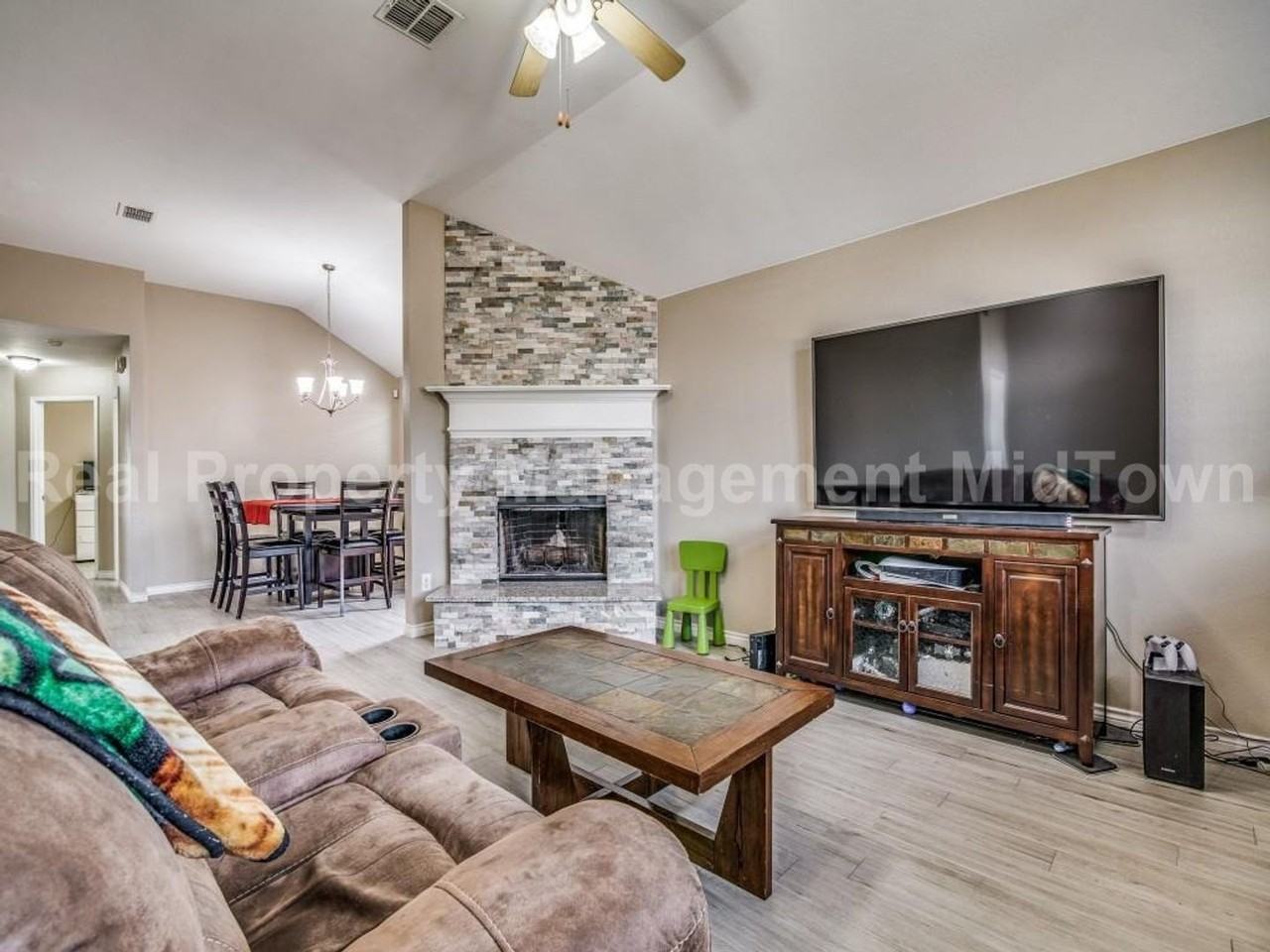 1605 Bob Drive - Photo 3 of 23