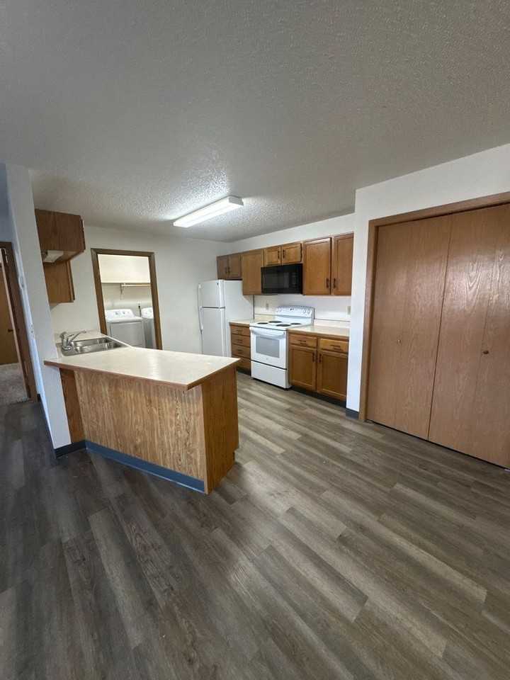 2141 Xavier (Bismarck,ND) - Photo 2 of 42