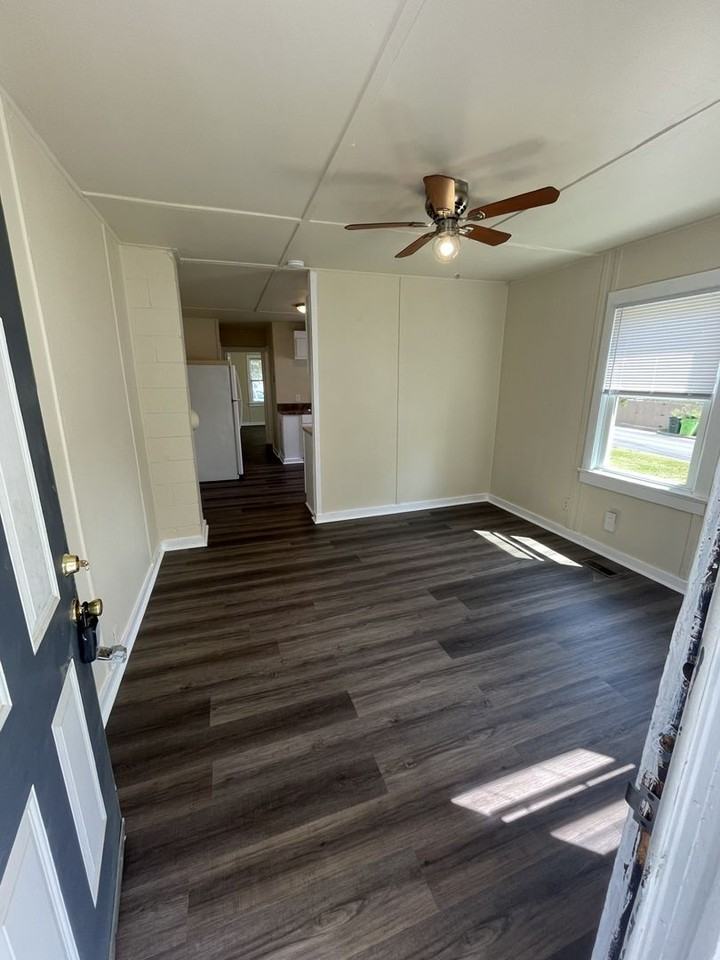 663 Coleman St - Photo 4 of 12