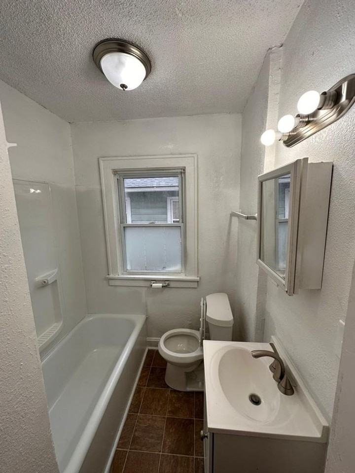 3041 E 59th St - Photo 2 of 11