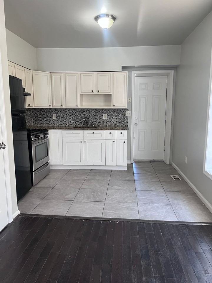 508 N Montford Ave - Photo 4 of 9